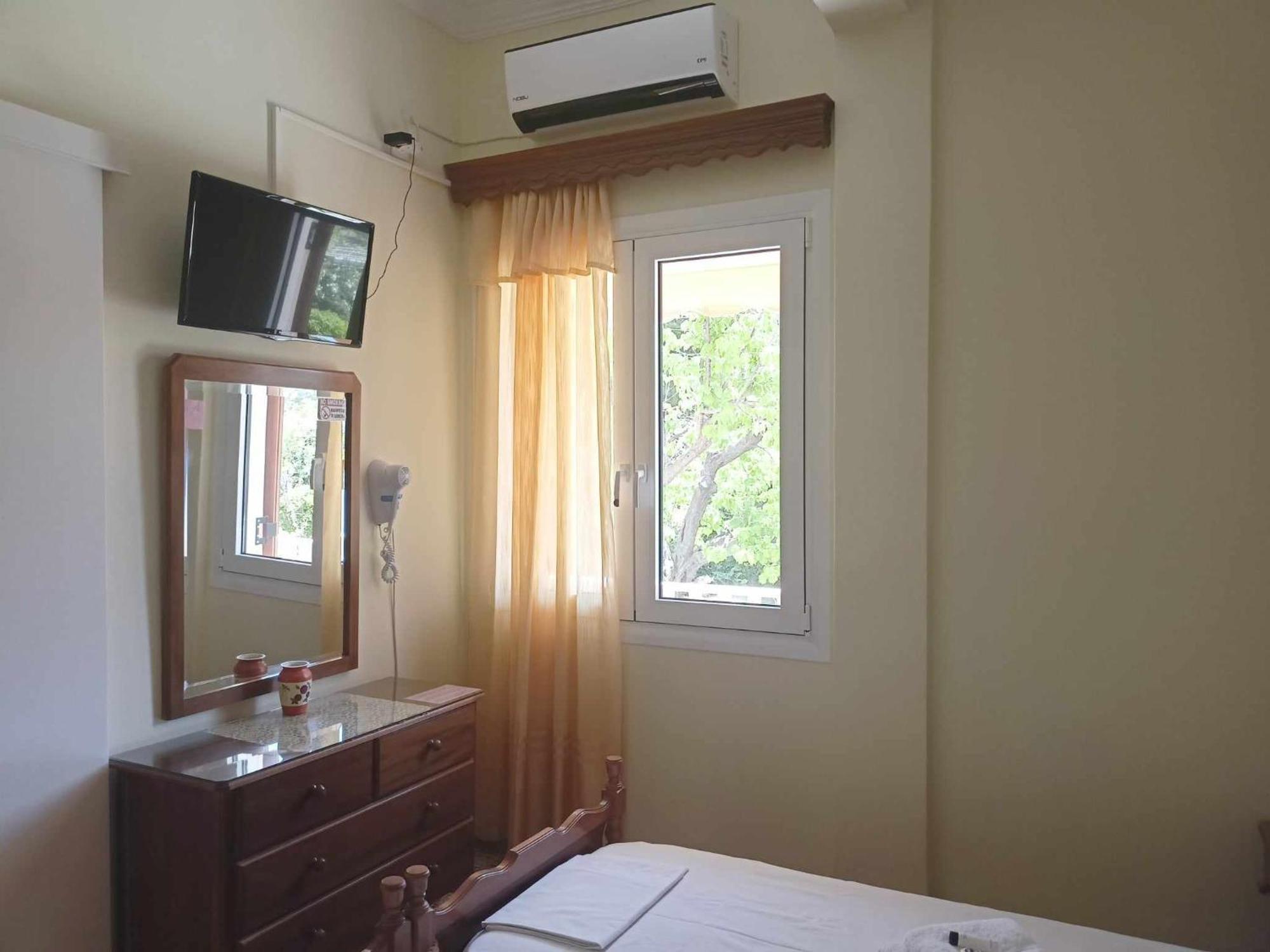 Finikas Rooms Agia Marina  Exterior foto